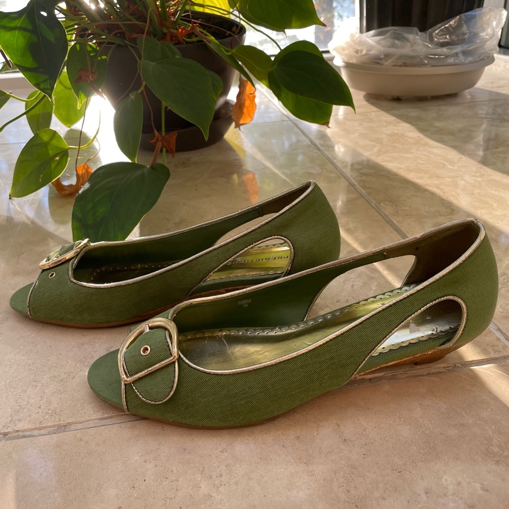 Predictions green linen flats size 7